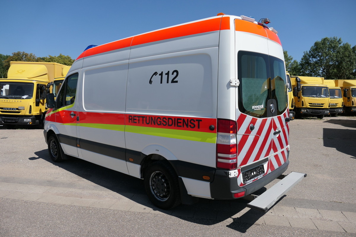 MERCEDES-BENZ Sprinter 316 CDI Klima Rettungswagen - Reševalno vozilo: slika 4 MERCEDES-BENZ Sprinter 316 CDI Klima Rettungswagen - Reševalno vozilo: slika 4