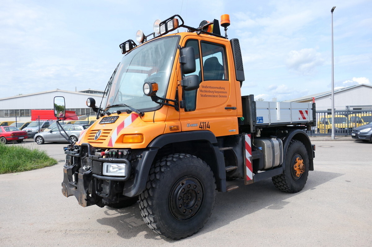 UNIMOG U400 405/12 AHK KLIMA ZAPFWELLE vorn SFZ KOMMUN - Tovornjak s kesonom, Komunalno/ Posebno vozilo: slika 1 UNIMOG U400 405/12 AHK KLIMA ZAPFWELLE vorn SFZ KOMMUN - Tovornjak s kesonom, Komunalno/ Posebno vozilo: slika 1