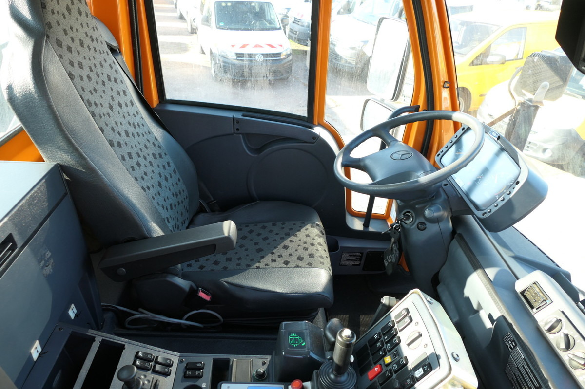 Interior photo 1: Tovornjak prekucnik UNIMOG U400 Euro5 Typ 405 VarioPilot 6 Zylinder SFZ KOM Interior photo 1: Tovornjak prekucnik UNIMOG U400 Euro5 Typ 405 VarioPilot 6 Zylinder SFZ KOM