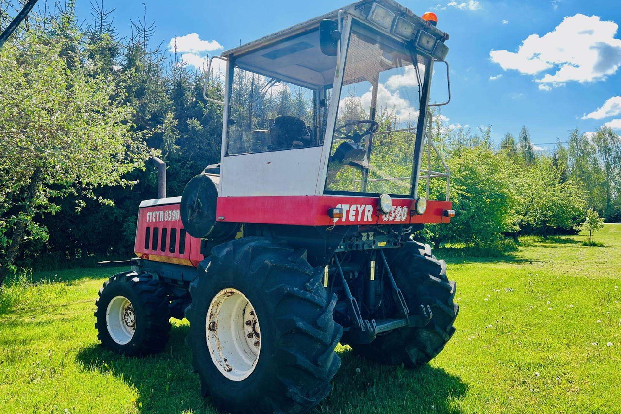 Steyr 8320 - Kombajn za obiranje grozdja: slika 1 Steyr 8320 - Kombajn za obiranje grozdja: slika 1