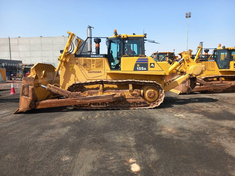 Komatsu D155A-6R (4 Pcs available in Abu Dhabi) - Buldožer: slika 1 Komatsu D155A-6R (4 Pcs available in Abu Dhabi) - Buldožer: slika 1
