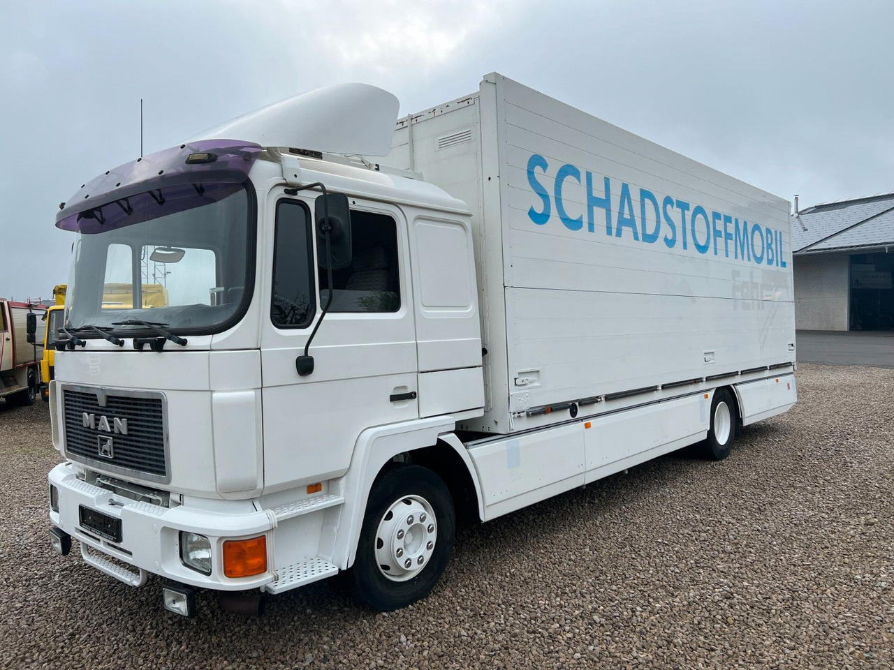 MAN 14.272 Schwenkwand / Schadstoffmobil MAN 14.272 Schwenkwand / Schadstoffmobil - Tovornjak za prevoz pijač: slika 1 MAN 14.272 Schwenkwand / Schadstoffmobil MAN 14.272 Schwenkwand / Schadstoffmobil - Tovornjak za prevoz pijač: slika 1