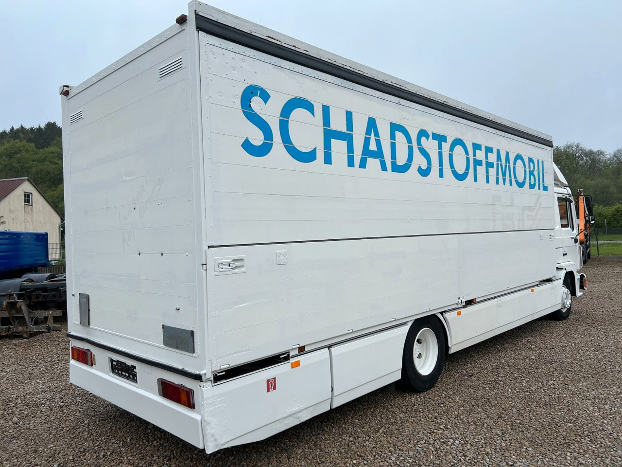 MAN 14.272 Schwenkwand / Schadstoffmobil MAN 14.272 Schwenkwand / Schadstoffmobil - Tovornjak za prevoz pijač: slika 2 MAN 14.272 Schwenkwand / Schadstoffmobil MAN 14.272 Schwenkwand / Schadstoffmobil - Tovornjak za prevoz pijač: slika 2