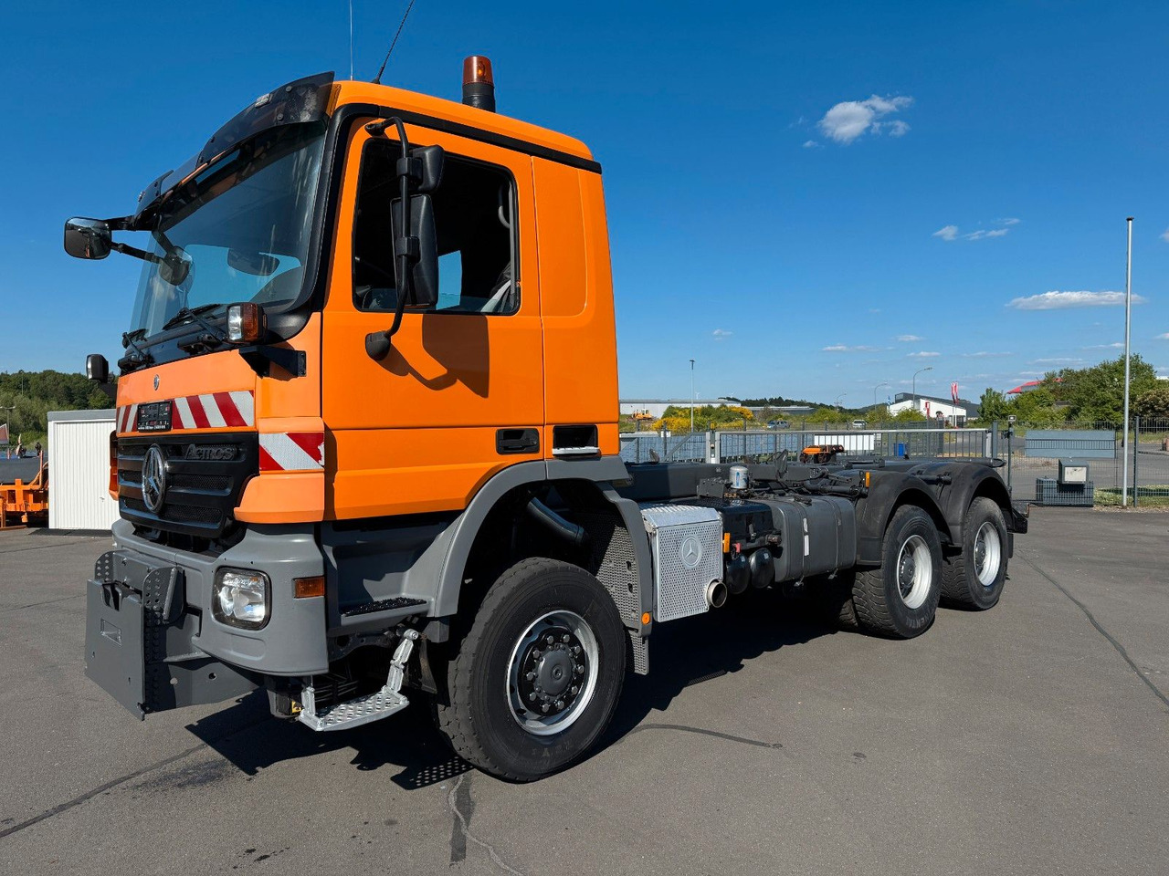 Mercedes-Benz Actros 3341 6x6 Kipperfahrgestell mit Zylinder - Tovornjak-šasija: slika 1 Mercedes-Benz Actros 3341 6x6 Kipperfahrgestell mit Zylinder - Tovornjak-šasija: slika 1