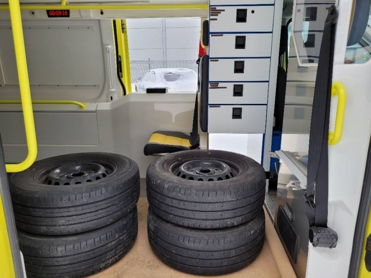 FORD TRANSIT 2,0TDI AMBULANCE KLIMA 4.2018 EURO 6, 3 UNITS - Reševalno vozilo: slika 5 FORD TRANSIT 2,0TDI AMBULANCE KLIMA 4.2018 EURO 6, 3 UNITS - Reševalno vozilo: slika 5