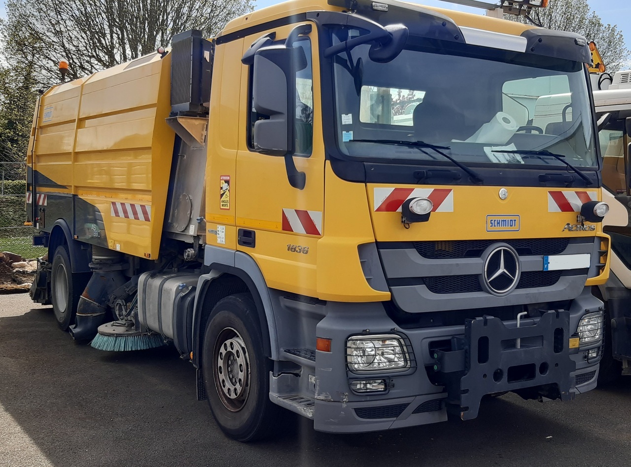 Runway Sweeper Schmidt AS990 - Vozilo za pometanje: slika 1 Runway Sweeper Schmidt AS990 - Vozilo za pometanje: slika 1
