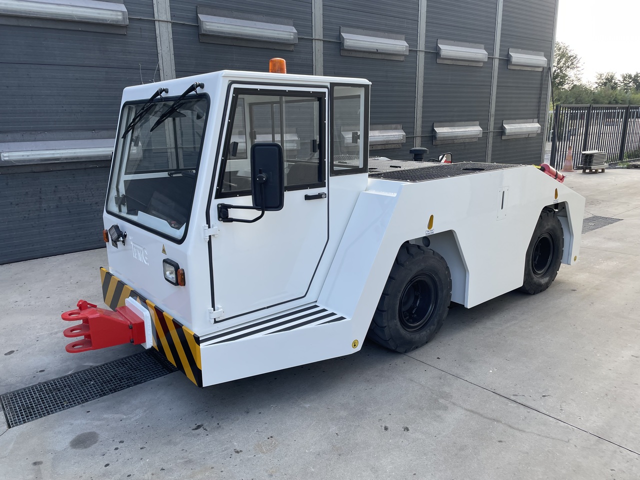 TEMG TG5012 - Vozilo za vleko letal: slika 1 TEMG TG5012 - Vozilo za vleko letal: slika 1