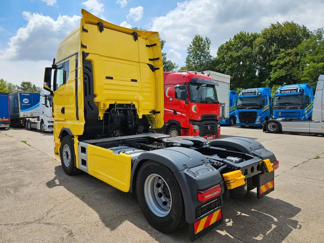 MAN TGX 18.520 XXL Standard Yellow Full Spoiler Big - Vlačilec: slika 4 MAN TGX 18.520 XXL Standard Yellow Full Spoiler Big - Vlačilec: slika 4