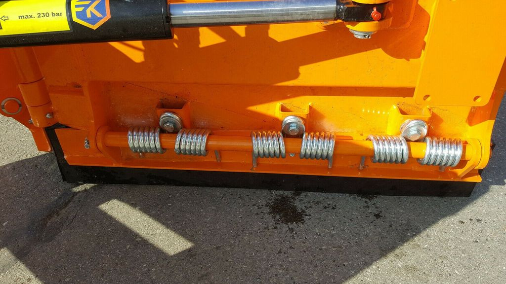 Kramer V Schneeschild breit 1,80 m 5035, 350 5040 - Snežni plug za Komunalno/ Posebno vozilo: slika 5 Kramer V Schneeschild breit 1,80 m 5035, 350 5040 - Snežni plug za Komunalno/ Posebno vozilo: slika 5