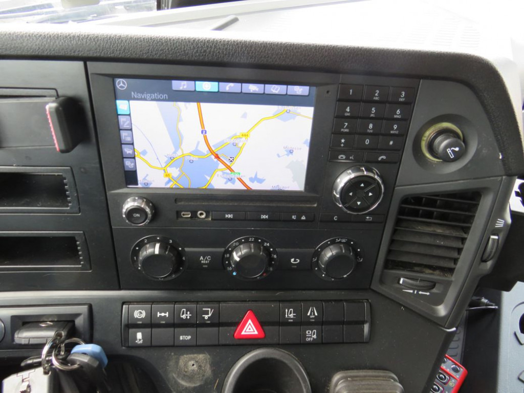 MERCEDES-BENZ Antos 1830 L nR 4x2 Standardkoffer LBW LBW 2to+Funk - Tovornjak zabojnik: slika 2 MERCEDES-BENZ Antos 1830 L nR 4x2 Standardkoffer LBW LBW 2to+Funk - Tovornjak zabojnik: slika 2