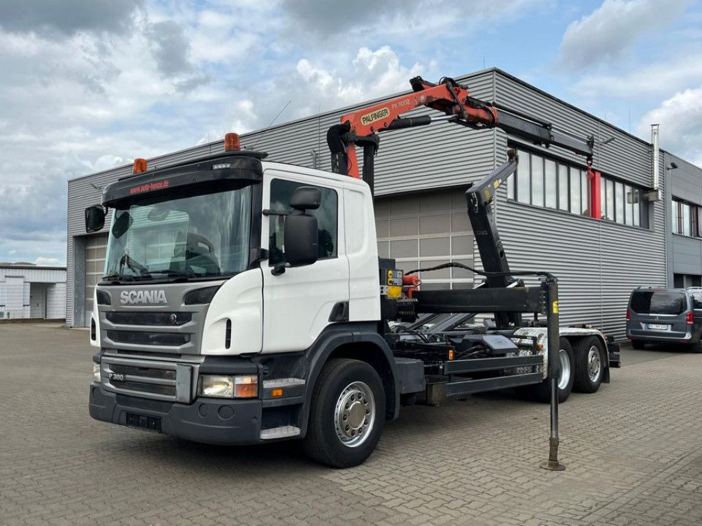 Scania P 360 6x2 Abrollkipper mit Kran Lift/Lenkachse Scania P 360 6x2 Abrollkipper mit Kran Lift/Lenkachse - Kotalni prekucni tovornjak, Tovornjak z dvigalom: slika 1 Scania P 360 6x2 Abrollkipper mit Kran Lift/Lenkachse Scania P 360 6x2 Abrollkipper mit Kran Lift/Lenkachse - Kotalni prekucni tovornjak, Tovornjak z dvigalom: slika 1