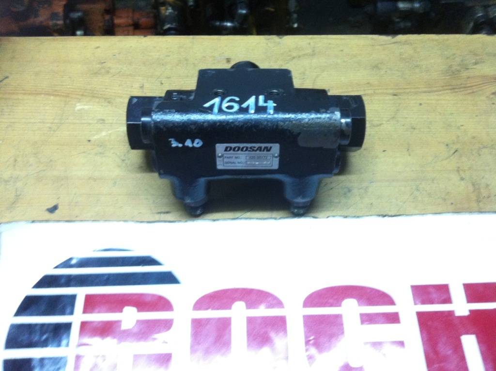 DOOSAN 420-00172 6G-055 - Hidravlični ventil za Kolesni nakladalec: slika 1 DOOSAN 420-00172 6G-055 - Hidravlični ventil za Kolesni nakladalec: slika 1