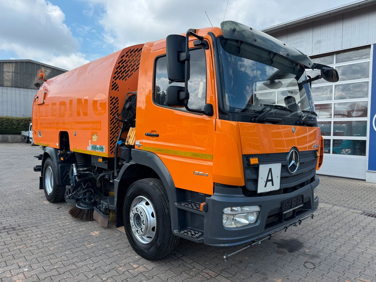 Mercedes-Benz Atego 1324 4x2 Kehrmaschine Schmidt SKF S7B 7 m³ - Vozilo za pometanje: slika 1 Mercedes-Benz Atego 1324 4x2 Kehrmaschine Schmidt SKF S7B 7 m³ - Vozilo za pometanje: slika 1