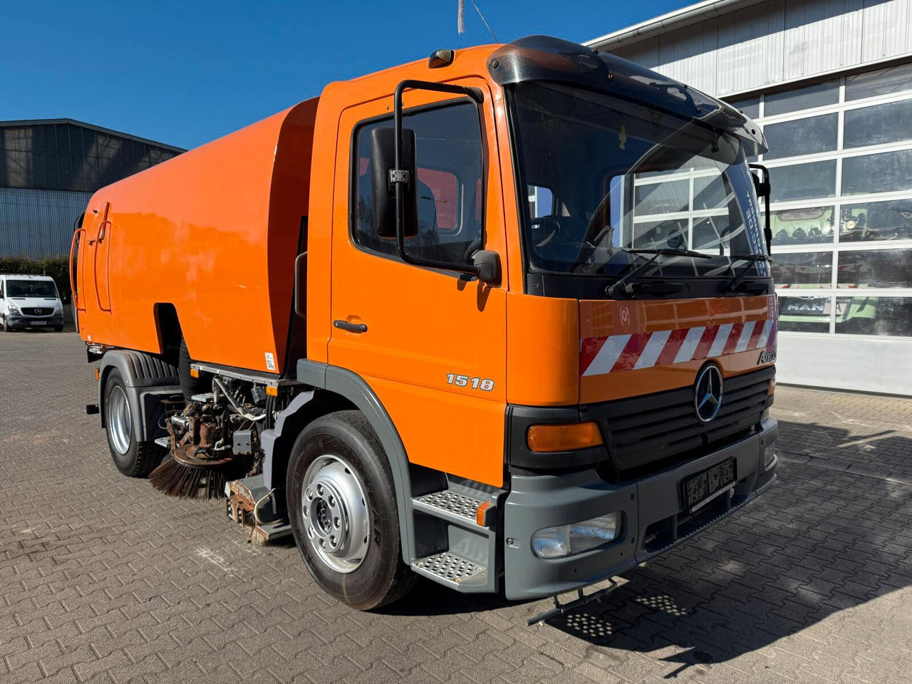 Mercedes-Benz Atego 1518 4x2 Kehrmaschine Bucher 500 - Vozilo za pometanje: slika 1 Mercedes-Benz Atego 1518 4x2 Kehrmaschine Bucher 500 - Vozilo za pometanje: slika 1
