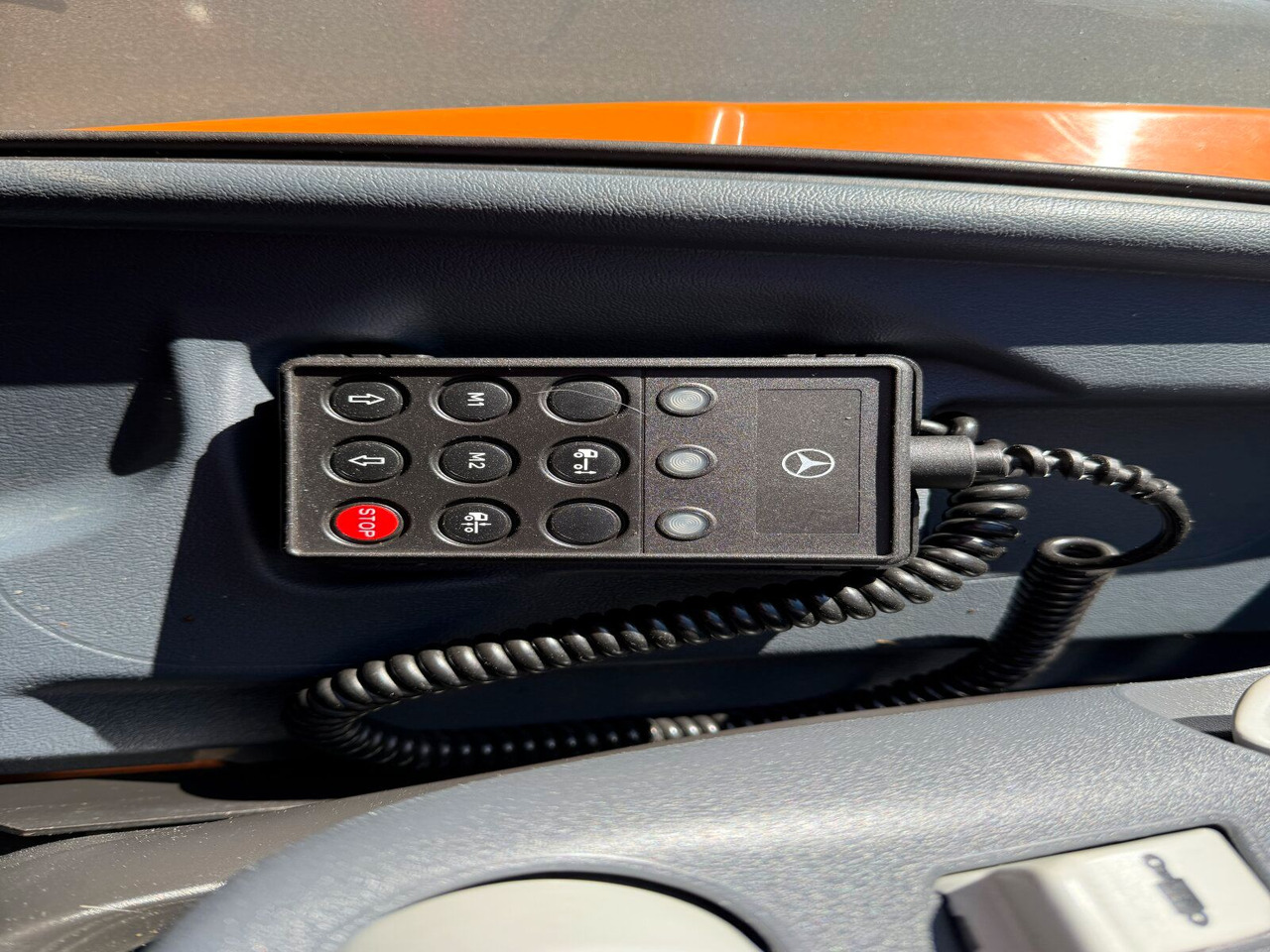 Vozilo za pometanje Mercedes-Benz Atego 1518 4x2 Kehrmaschine Bucher 500: slika 18
