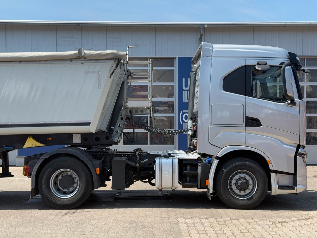 Iveco S-WAY 4x4H Zugmaschine Euro 6 *Kippauflieger - Vlačilec: slika 3 Iveco S-WAY 4x4H Zugmaschine Euro 6 *Kippauflieger - Vlačilec: slika 3