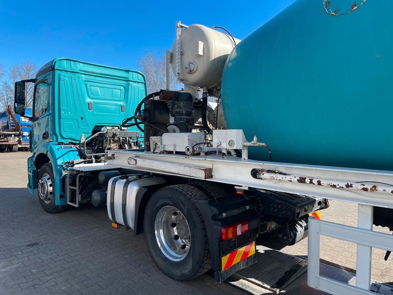 Mercedes-Benz Antos 2136 4x2 SZM Retarder Kipphyd. *Betonaufl. - Vlačilec: slika 4 Mercedes-Benz Antos 2136 4x2 SZM Retarder Kipphyd. *Betonaufl. - Vlačilec: slika 4