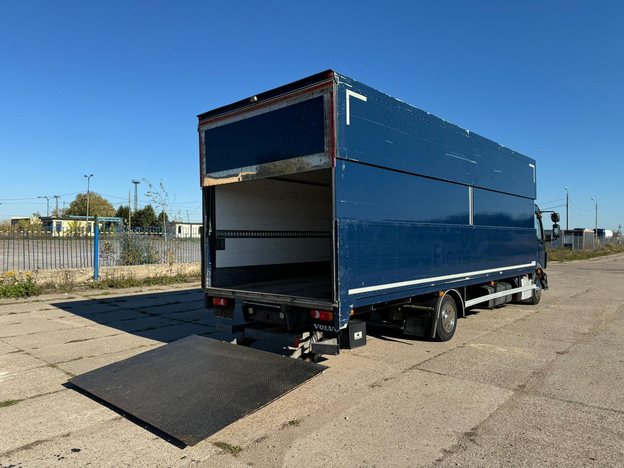 VOLVO FL 240 - Tovornjak zabojnik: slika 3 VOLVO FL 240 - Tovornjak zabojnik: slika 3