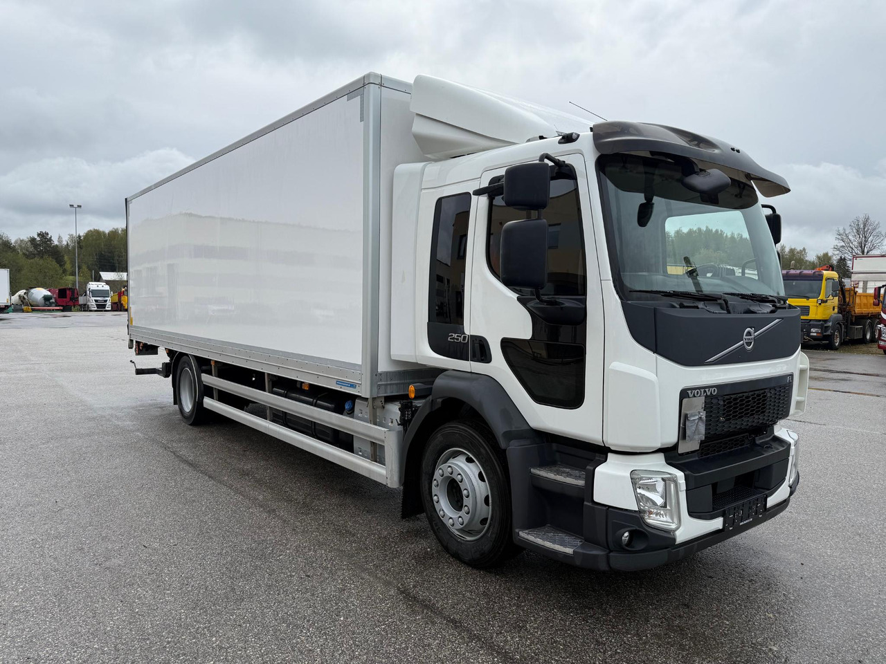 VOLVO FL250 - Tovornjak zabojnik: slika 1 VOLVO FL250 - Tovornjak zabojnik: slika 1