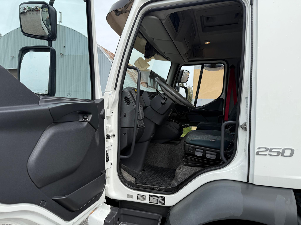 VOLVO FL250 - Tovornjak zabojnik: slika 4 VOLVO FL250 - Tovornjak zabojnik: slika 4