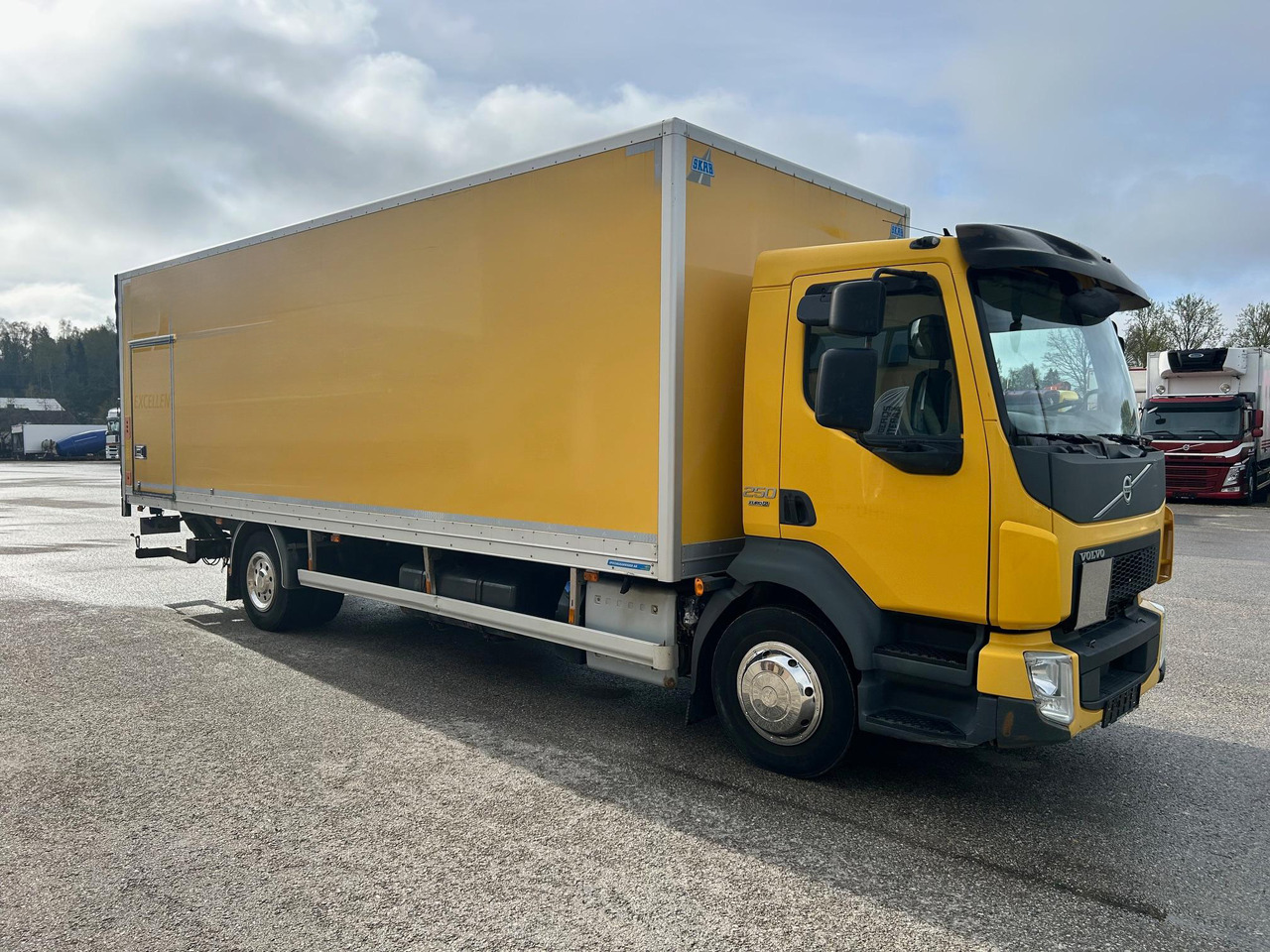VOLVO FL250 - Tovornjak zabojnik: slika 1 VOLVO FL250 - Tovornjak zabojnik: slika 1