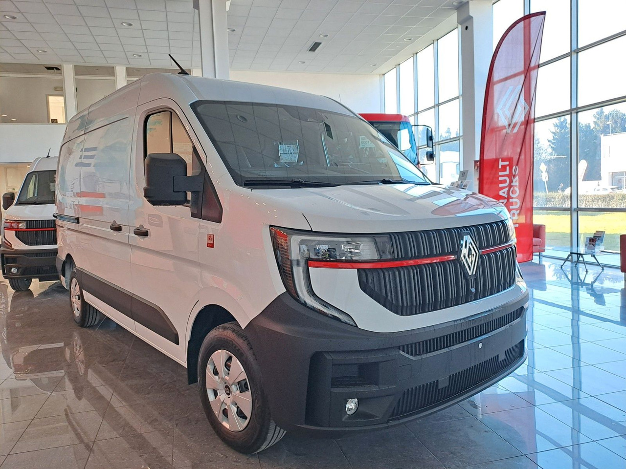 Renault Master L2H2 150 - NAV Klimaaut. Holzb. 270° - Furgon: slika 2 Renault Master L2H2 150 - NAV Klimaaut. Holzb. 270° - Furgon: slika 2