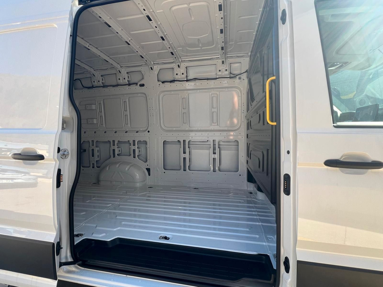 Volkswagen Crafter Kasten 35 L3H3 140 Kamera-Temp-Lager - Furgon: slika 4 Volkswagen Crafter Kasten 35 L3H3 140 Kamera-Temp-Lager - Furgon: slika 4