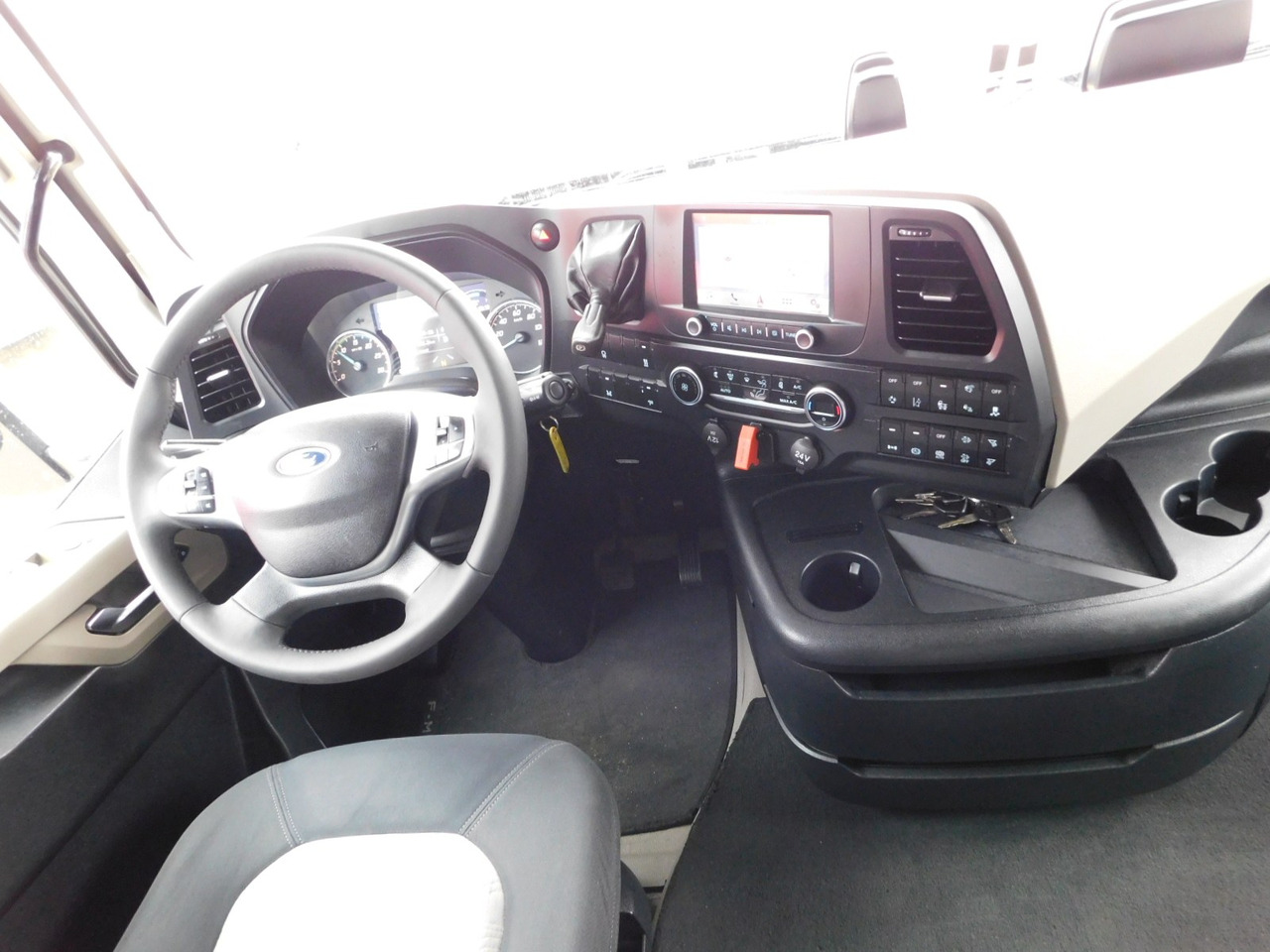 Interior photo 1: Vlačilec Ford F max 4x2 scab e6 12s2620