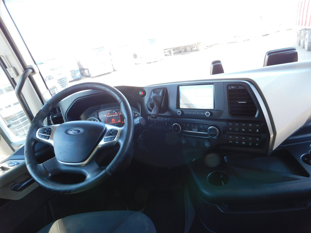 Interior photo 1: Vlačilec Ford F max 4x2 scab e6 12s2620