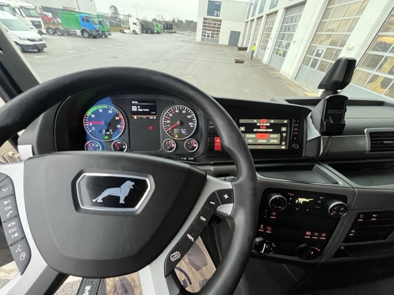 MAN TGX 18.460 4x4H BLS Euro6 Klima Luftfeder ZV - Vlačilec: slika 4 MAN TGX 18.460 4x4H BLS Euro6 Klima Luftfeder ZV - Vlačilec: slika 4