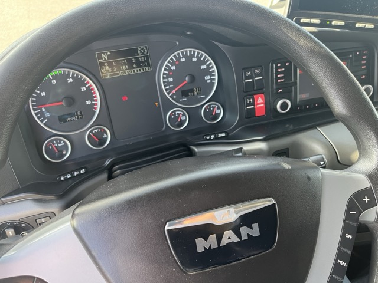 MAN TGX 26.480 6x4 BLS Euro6 Intarder Klima Luftfeder - Vlačilec: slika 3 MAN TGX 26.480 6x4 BLS Euro6 Intarder Klima Luftfeder - Vlačilec: slika 3