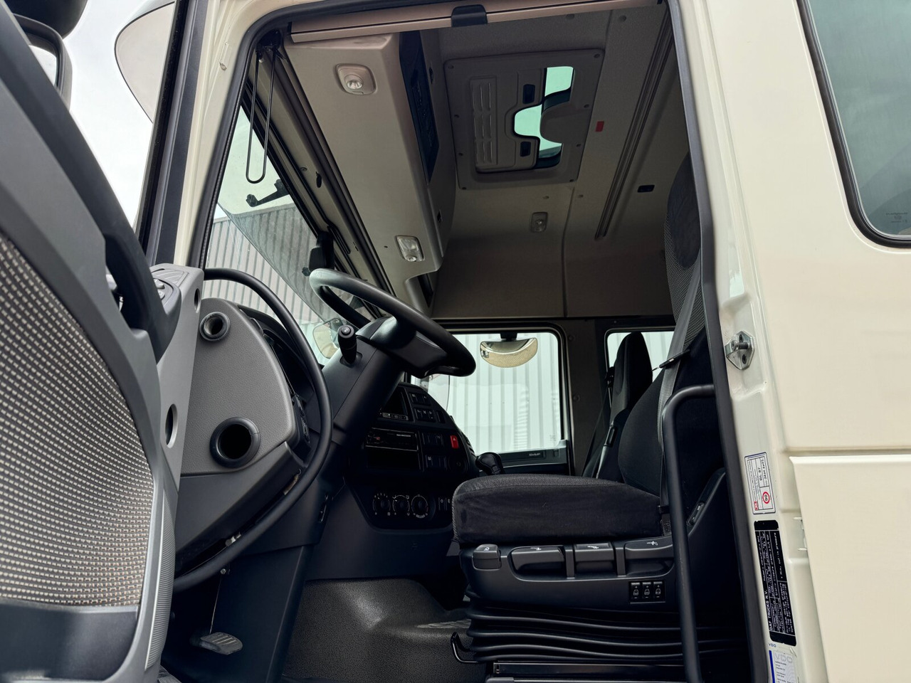 DAF XF 410 FA 4x2 XF 410 FA 4x2, Fahrschule, 2x AHK, 6 Sitze - Tovornjak s kesonom: slika 2 DAF XF 410 FA 4x2 XF 410 FA 4x2, Fahrschule, 2x AHK, 6 Sitze - Tovornjak s kesonom: slika 2