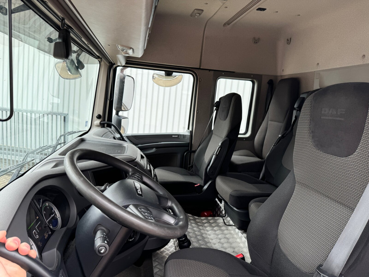 DAF XF 410 FA 4x2 XF 410 FA 4x2, Fahrschule, 2x AHK, 6 Sitze - Tovornjak s kesonom: slika 3 DAF XF 410 FA 4x2 XF 410 FA 4x2, Fahrschule, 2x AHK, 6 Sitze - Tovornjak s kesonom: slika 3