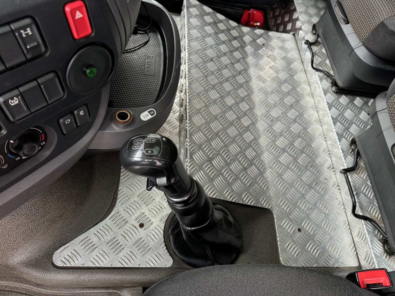 DAF XF 410 FA 4x2 XF 410 FA 4x2, Fahrschule, 2x AHK, 6 Sitze - Tovornjak s kesonom: slika 5 DAF XF 410 FA 4x2 XF 410 FA 4x2, Fahrschule, 2x AHK, 6 Sitze - Tovornjak s kesonom: slika 5