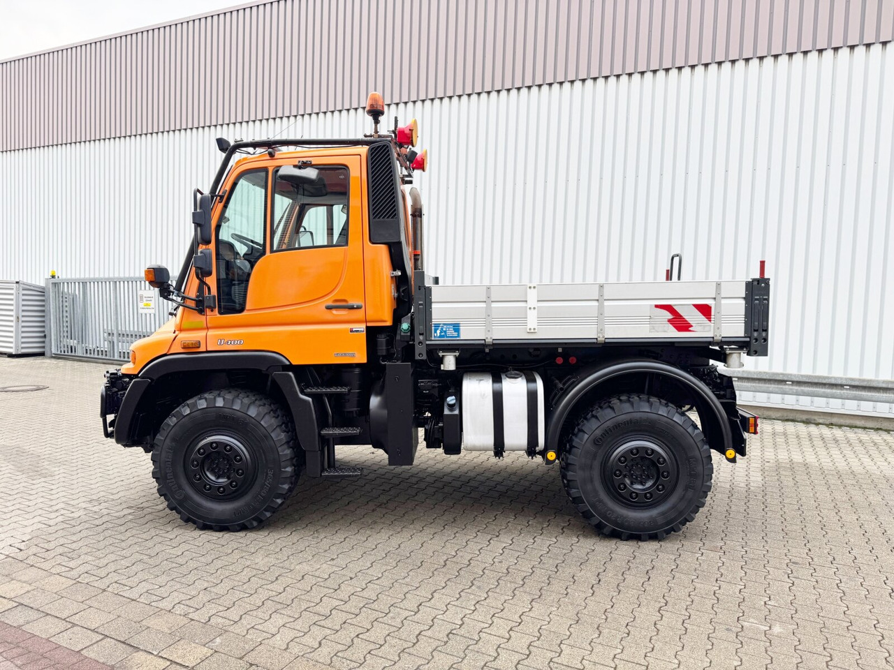 Unimog U 400 405/12 4x4 U 400 405/12 4x4, Kipper, Kommunalhydraulik, VarioPilot, Zapfwelle - Dostavno vozilo: slika 2 Unimog U 400 405/12 4x4 U 400 405/12 4x4, Kipper, Kommunalhydraulik, VarioPilot, Zapfwelle - Dostavno vozilo: slika 2