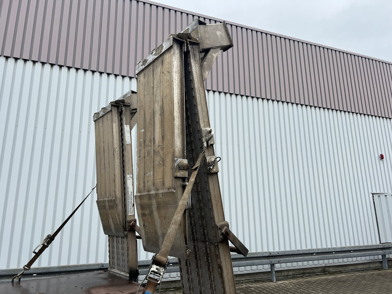 Tovornjak s kesonom MAN LE 14.280 4x2 L LE 14.280 4x2 L, Maschinentransporter, 2x AHK: slika 15 Tovornjak s kesonom MAN LE 14.280 4x2 L LE 14.280 4x2 L, Maschinentransporter, 2x AHK: slika 15