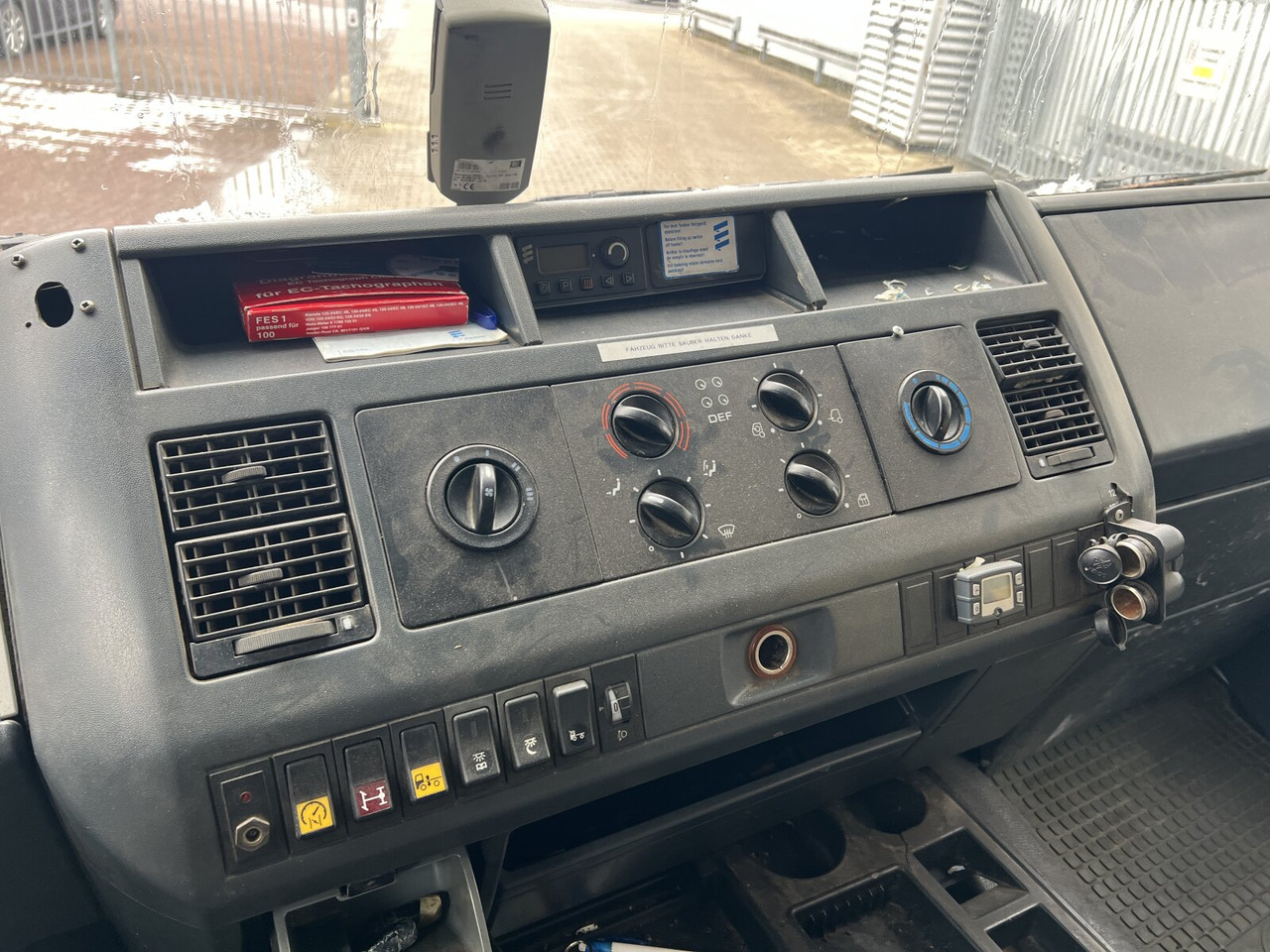 Tovornjak s kesonom MAN LE 14.280 4x2 L LE 14.280 4x2 L, Maschinentransporter, 2x AHK: slika 7 Tovornjak s kesonom MAN LE 14.280 4x2 L LE 14.280 4x2 L, Maschinentransporter, 2x AHK: slika 7