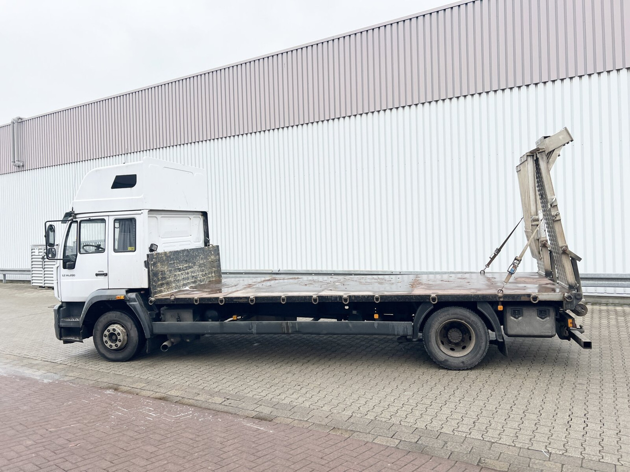Tovornjak s kesonom MAN LE 14.280 4x2 L LE 14.280 4x2 L, Maschinentransporter, 2x AHK: slika 12 Tovornjak s kesonom MAN LE 14.280 4x2 L LE 14.280 4x2 L, Maschinentransporter, 2x AHK: slika 12
