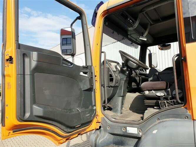Interior photo 1: Kotalni prekucni tovornjak MAN TGA 26.363 FDC 6x4 BB TGA 26.363 FDC 6x4 BB