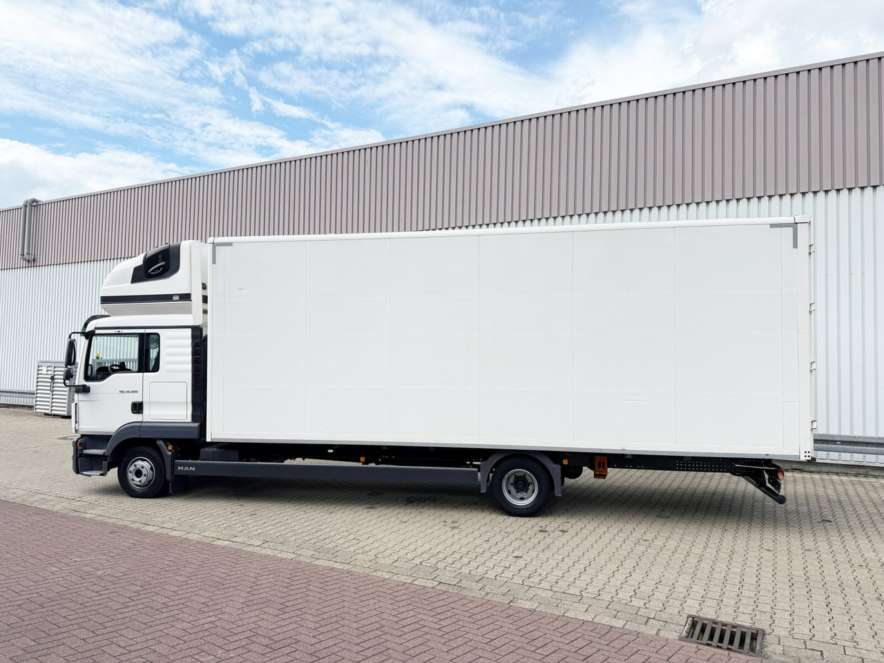 MAN TGL 12.220 4x2 BL TGL 12.220 4x2 BL, TopSleeper, Navi - Tovornjak zabojnik: slika 2 MAN TGL 12.220 4x2 BL TGL 12.220 4x2 BL, TopSleeper, Navi - Tovornjak zabojnik: slika 2