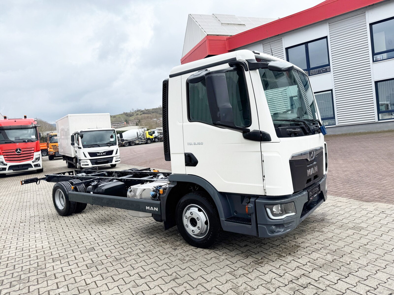 Nov Tovornjak s kesonom MAN TGL 8.160/190 4x2 BL CH TGL 8.160/190 4x2 BL CH: slika 9 Nov Tovornjak s kesonom MAN TGL 8.160/190 4x2 BL CH TGL 8.160/190 4x2 BL CH: slika 9