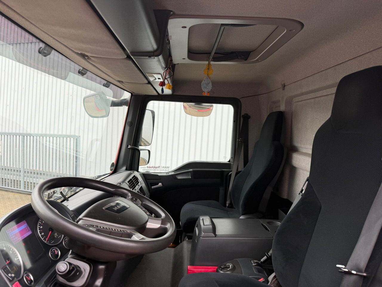 MAN TGM 22.290 6x2-4 LL TGM 22.290 6x2-4 LL, EEV, Lenkachse, 2x AHK, Getränkekoffer, LBW MBB - Tovornjak zabojnik: slika 5 MAN TGM 22.290 6x2-4 LL TGM 22.290 6x2-4 LL, EEV, Lenkachse, 2x AHK, Getränkekoffer, LBW MBB - Tovornjak zabojnik: slika 5