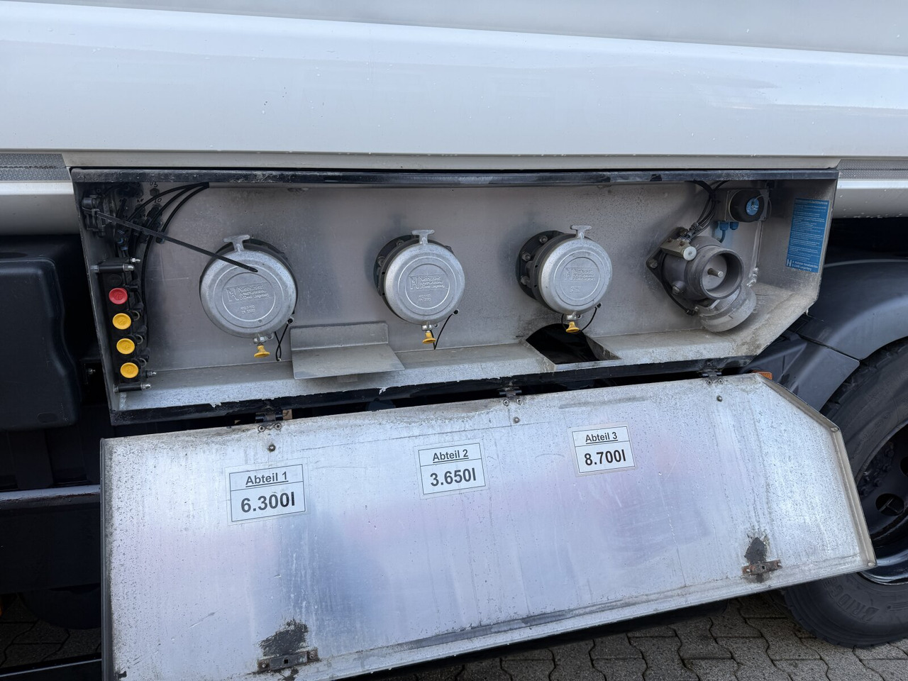 MAN TGS 26.440 6x2-4 BL TGS 26.440 6x2-4 BL, Lenk-/Liftachse, ADR, Esterer Tank ca. 20.340l, 3 Kammern - Tovornjak cisterna: slika 2 MAN TGS 26.440 6x2-4 BL TGS 26.440 6x2-4 BL, Lenk-/Liftachse, ADR, Esterer Tank ca. 20.340l, 3 Kammern - Tovornjak cisterna: slika 2