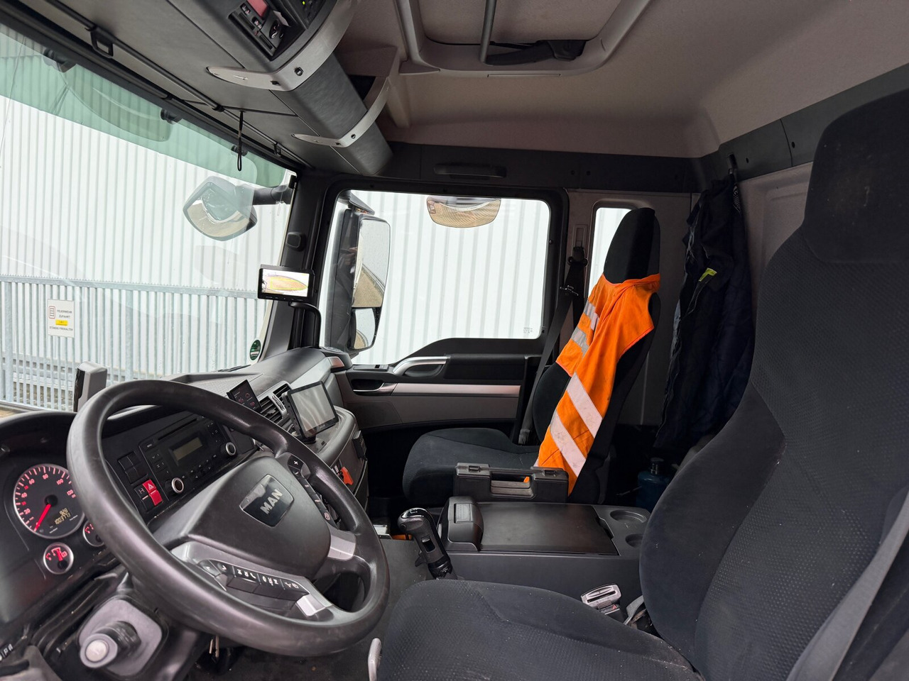 MAN TGS 26.440 6x2-4 BL TGS 26.440 6x2-4 BL, Lenk-/Liftachse, ADR, Esterer Tank ca. 20.340l, 3 Kammern - Tovornjak cisterna: slika 4 MAN TGS 26.440 6x2-4 BL TGS 26.440 6x2-4 BL, Lenk-/Liftachse, ADR, Esterer Tank ca. 20.340l, 3 Kammern - Tovornjak cisterna: slika 4