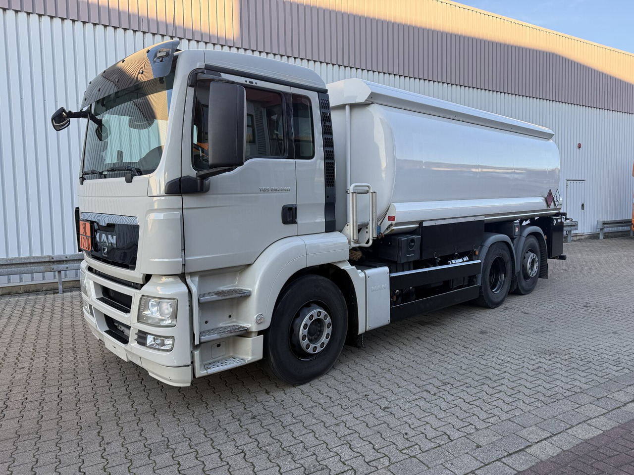 MAN TGS 26.440 6x2-4 BL TGS 26.440 6x2-4 BL, Lenk-/Liftachse, ADR, Esterer Tank ca. 20.340l, 3 Kammern - Tovornjak cisterna: slika 1 MAN TGS 26.440 6x2-4 BL TGS 26.440 6x2-4 BL, Lenk-/Liftachse, ADR, Esterer Tank ca. 20.340l, 3 Kammern - Tovornjak cisterna: slika 1