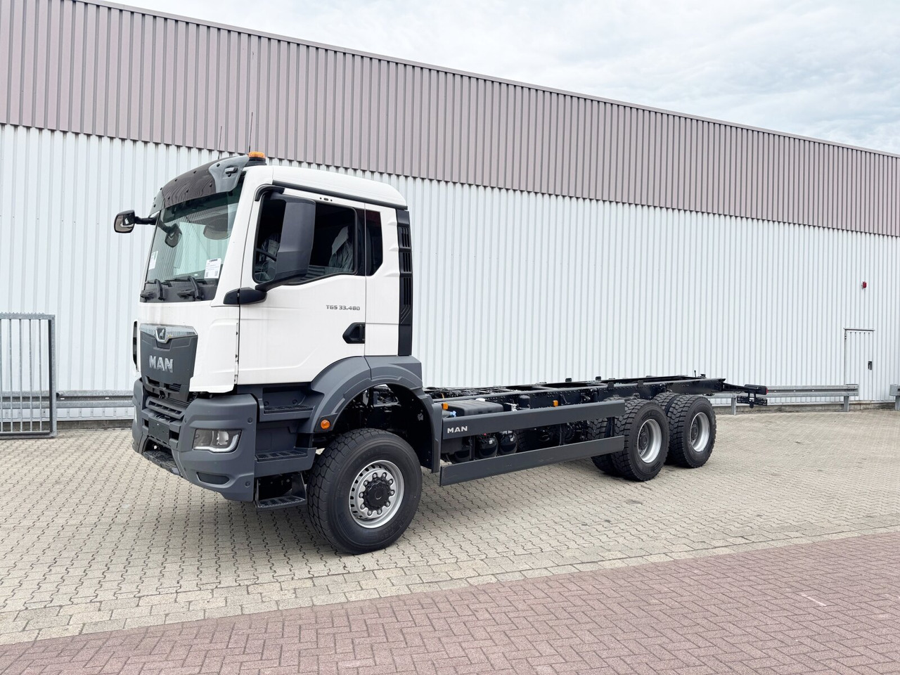 MAN TGS 33.480 6x6 BB CH TGS 33.480 6x6 BB CH, Hohe Bauart, Nebenantrieb - Tovornjak-šasija: slika 1 MAN TGS 33.480 6x6 BB CH TGS 33.480 6x6 BB CH, Hohe Bauart, Nebenantrieb - Tovornjak-šasija: slika 1