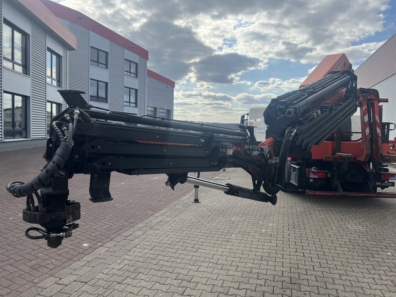 MAN TGS 35.440 8x4 BL TGS 35.440 8x4 BL, Navi, Heckkran Palfinger PK42002 SH-F + Jip PJ 060 B, 24,9m-730kg, Funk - Tovornjak z dvigalom, Tovornjak s kesonom: slika 3 MAN TGS 35.440 8x4 BL TGS 35.440 8x4 BL, Navi, Heckkran Palfinger PK42002 SH-F + Jip PJ 060 B, 24,9m-730kg, Funk - Tovornjak z dvigalom, Tovornjak s kesonom: slika 3