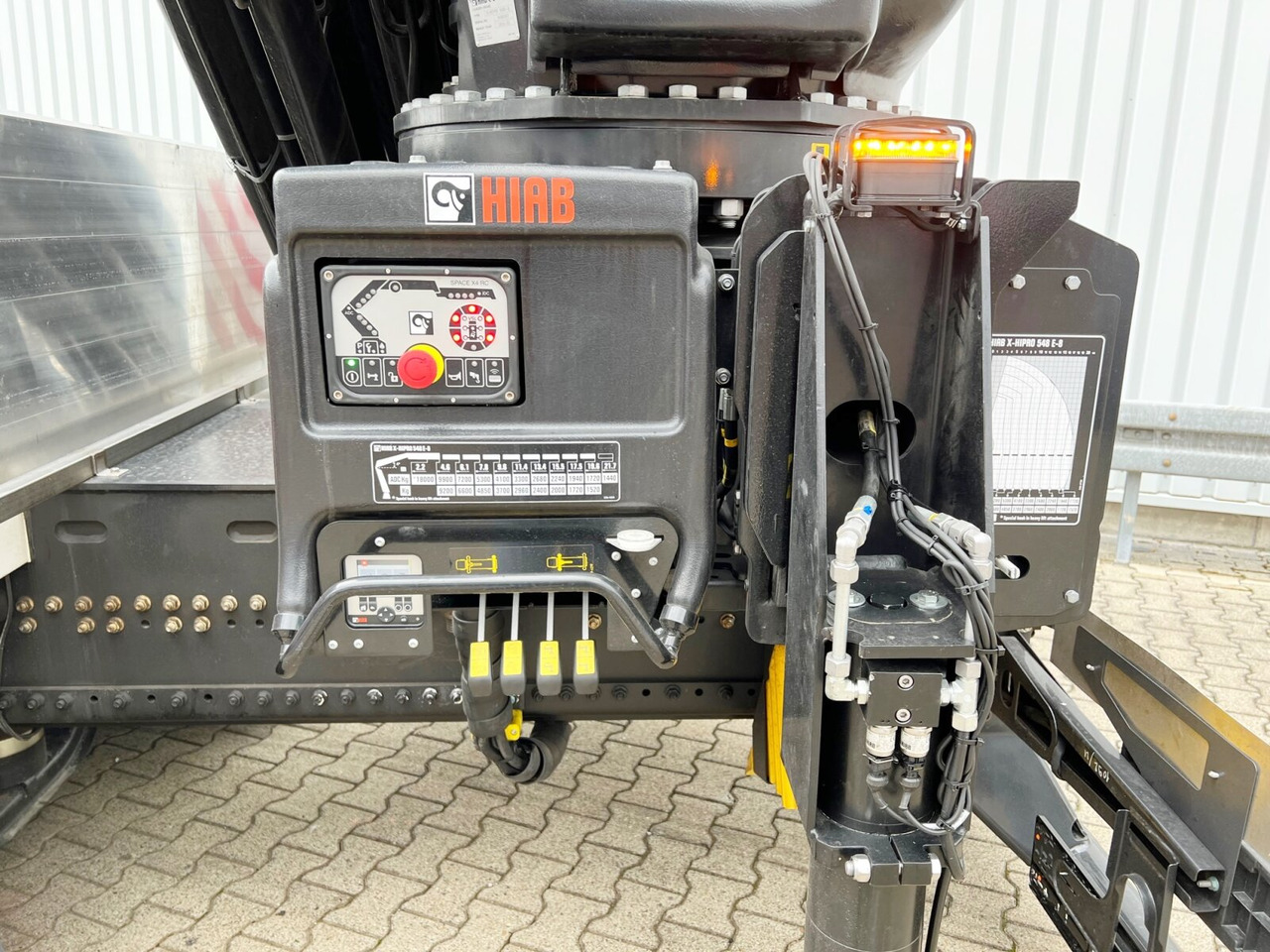 MAN TGX 26.510 6x2-4 LL CH TGX 26.510 6x2-4 LL, Kran Hiab X-HiPro 548 E-8, Lenk-/Liftachse, TwistLock 20Fuß, Funk, Retarder - Tovornjak z dvigalom, Tovornjak s kesonom: slika 3 MAN TGX 26.510 6x2-4 LL CH TGX 26.510 6x2-4 LL, Kran Hiab X-HiPro 548 E-8, Lenk-/Liftachse, TwistLock 20Fuß, Funk, Retarder - Tovornjak z dvigalom, Tovornjak s kesonom: slika 3