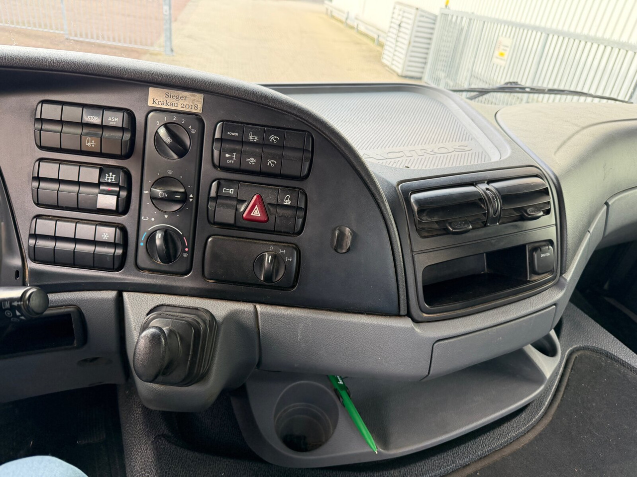 Mercedes-Benz Actros 2644 L 6x4 Actros 2644 L 6x4 - Kotalni prekucni tovornjak: slika 4 Mercedes-Benz Actros 2644 L 6x4 Actros 2644 L 6x4 - Kotalni prekucni tovornjak: slika 4