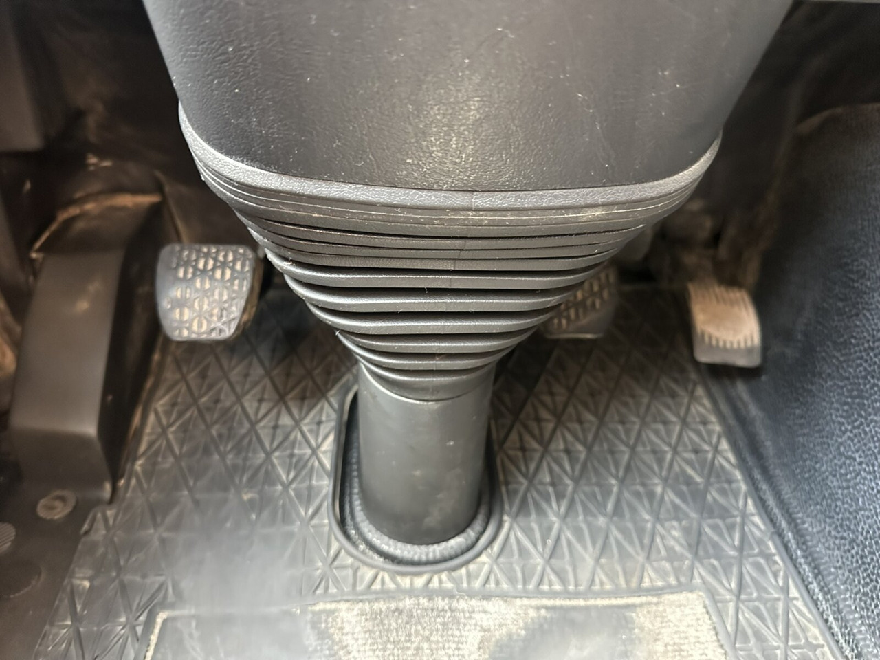 Mercedes-Benz Actros 3348 AK 6x6 Actros 3348 AK 6x6 - Tovornjak-šasija: slika 4 Mercedes-Benz Actros 3348 AK 6x6 Actros 3348 AK 6x6 - Tovornjak-šasija: slika 4